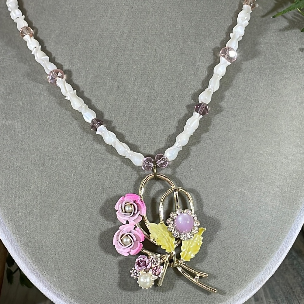 ⭐️Adorned Crown assemblage enamel flower mother of Pearl rose beads necklace